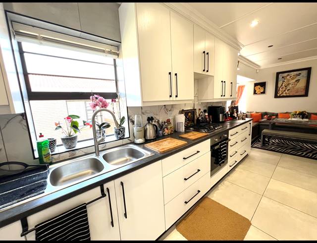 3 BEDROOM TOWNHOUSE FOR SALE IN JEFFREYS BAY CENTRAL